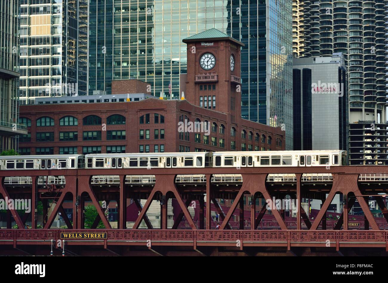 Chicago, Illinois, Estados Unidos. Un Chicago CTA línea marrón de tren de tránsito rápido cruzando el río de Chicago en la Wells Street Bridge. Foto de stock
