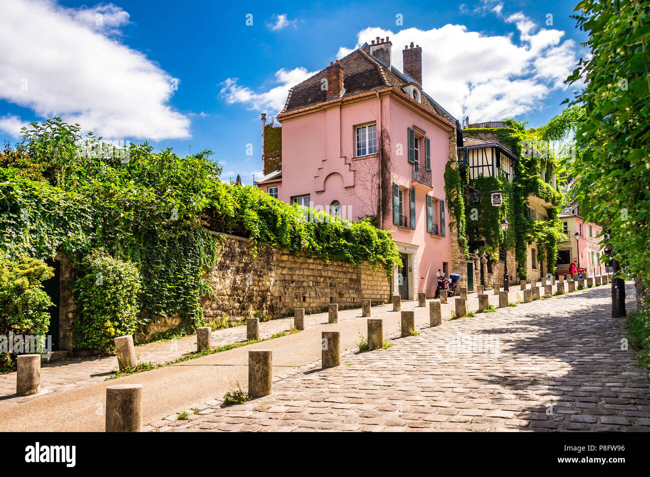 La famosa Rue de l'Abreuvoir y La Rose Maison en Montmartre, Paris, Francia Fotografía de stock