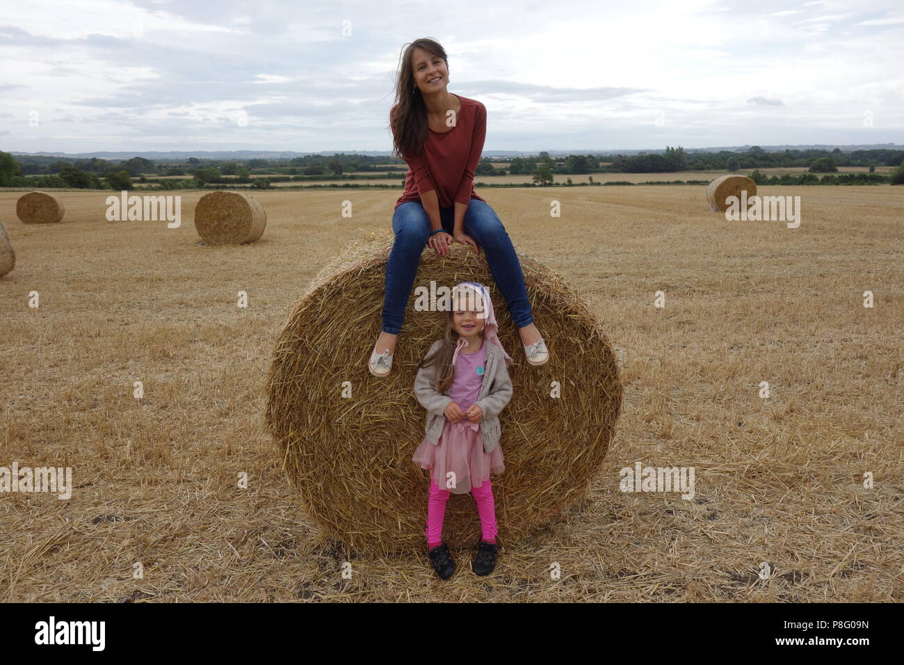 Madre e hija en hermoso campo de paja en verano en el tiempo de la cosecha  Fotografía de stock - Alamy