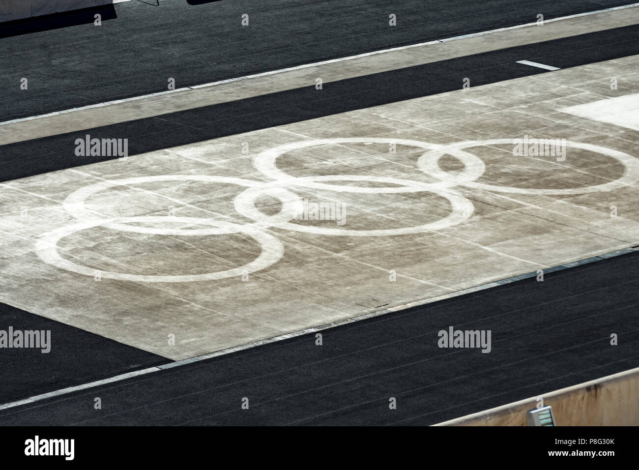 Los anillos olímpicos en el estadio Panathenaic Foto de stock