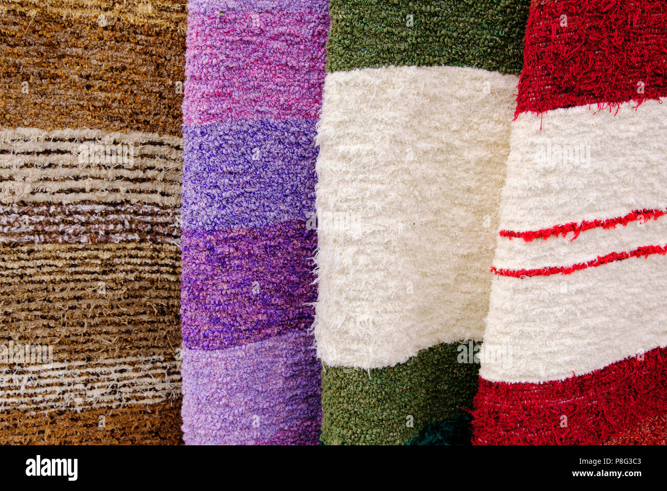 Alfombras tejidas de algodón llamadas Jarapas o Harapas, a la venta fuera  de la tienda en el pueblo de Nijar, Almería, España Fotografía de stock -  Alamy