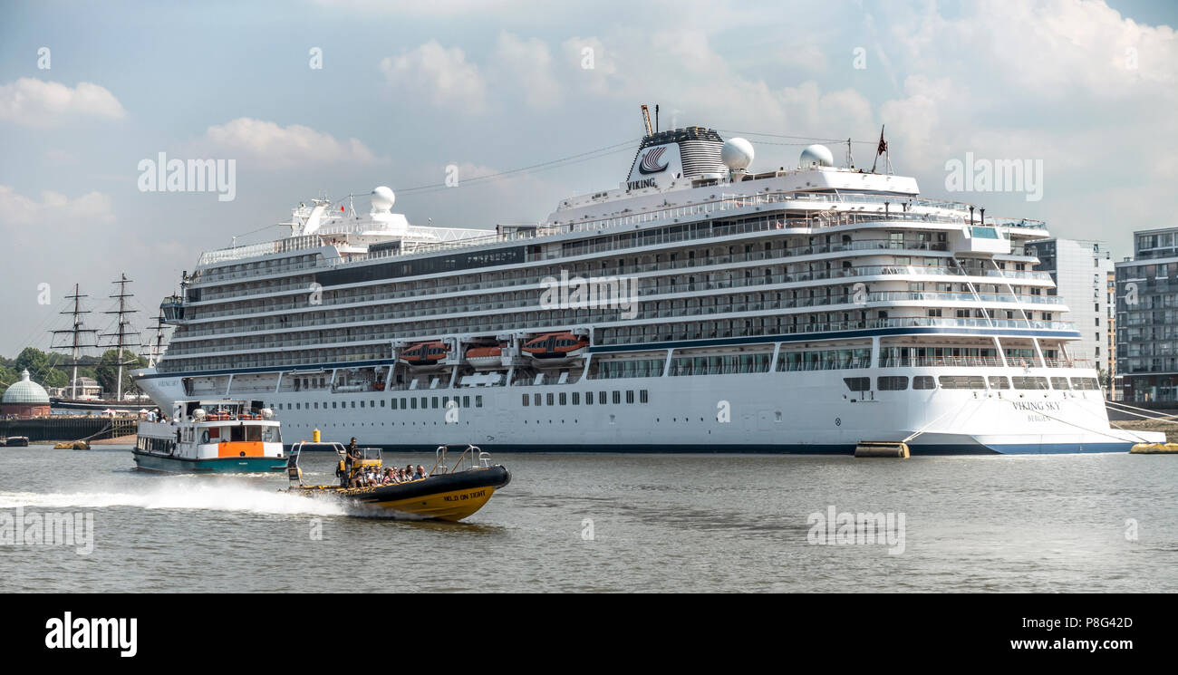 Una gran variedad de embarcaciones por el Río Támesis en Greenwich. Crucero Viking Sky, Thames costilla de mantener apretado, un barco de pasajeros y una goleta. Foto de stock