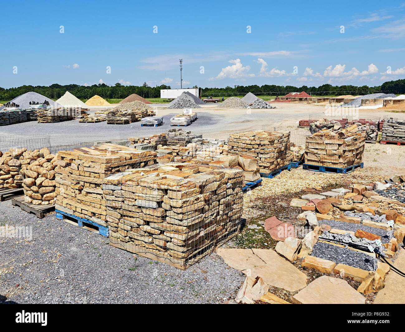 Ajardinar Los Materiales patio con grandes rocas y piedras utilizadas en jardinería construcción en Montgomery, Alabama, Estados Unidos. Foto de stock