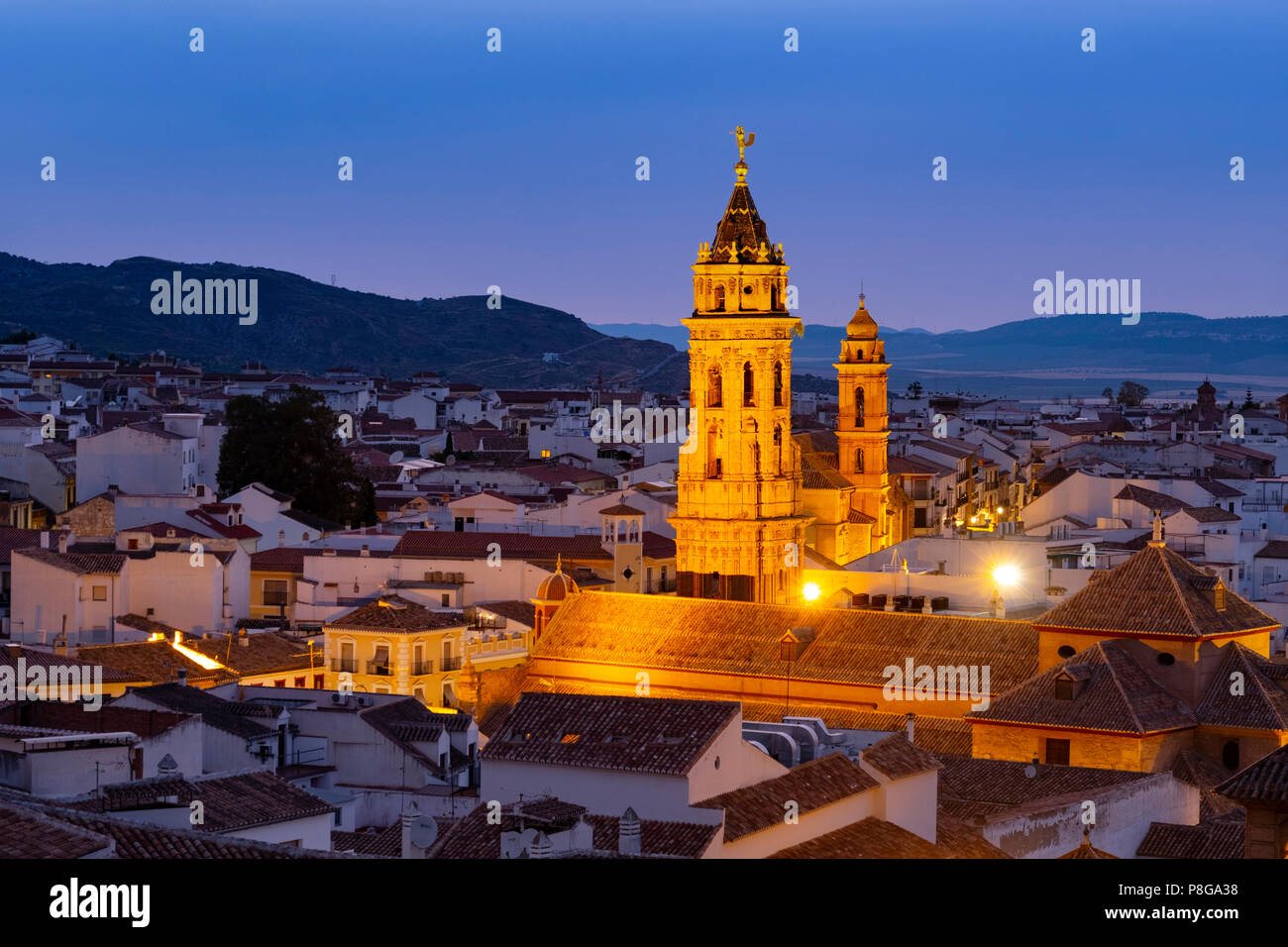 La iglesia San Sebastián, al anochecer, la monumental ciudad de Antequera. La provincia de Málaga en Andalucía. El sur de España, Europa Foto de stock