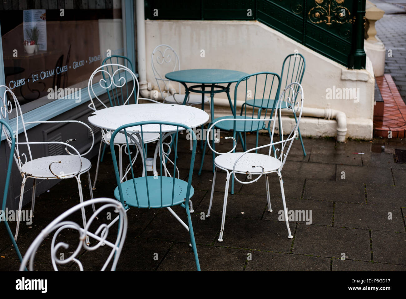Juego de patio de hierro forjado fotografías e imágenes de alta
