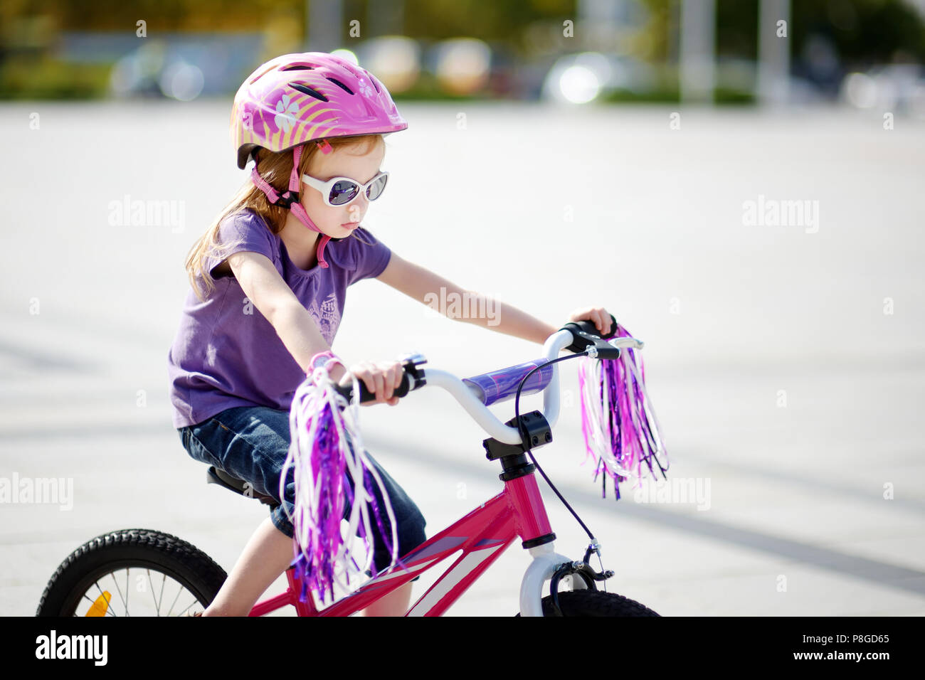 Adorable chica de montar bicicleta en el hermoso día de verano Foto de stock