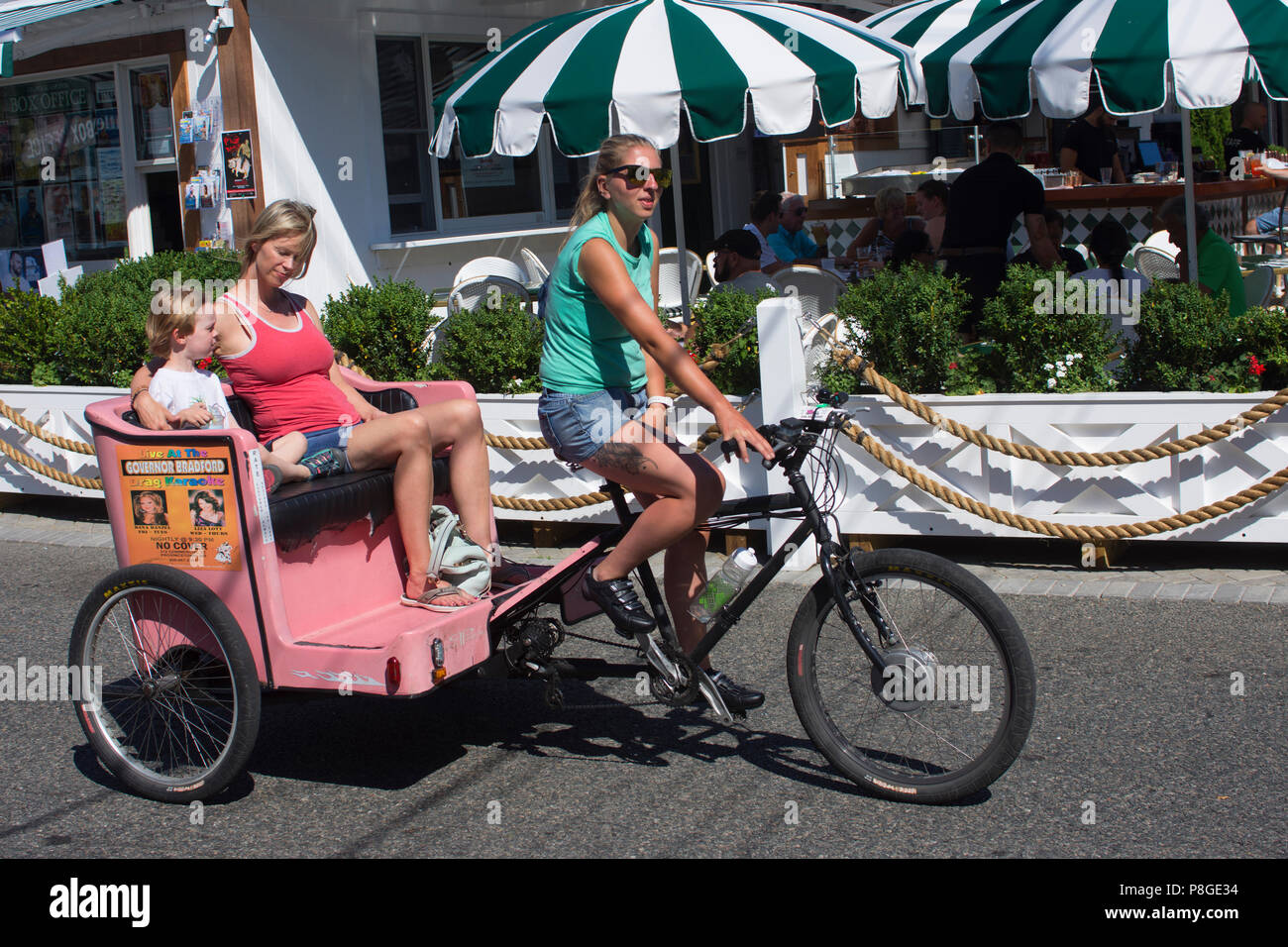 Un triciclo en calle comercial en Provincetown, Massachusetts en Cape Cod,  EE.UU Fotografía de stock - Alamy