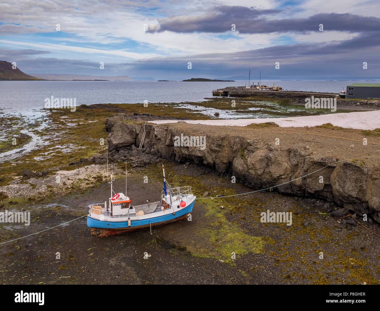 Viejo barco pesquero, playa Bardastrond Brjanslaekur, fiordos del oeste, Islandia Foto de stock