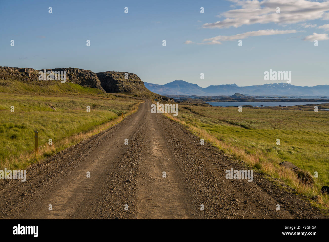 Carretera vacía, Fellsstrond, Breidafjordur, oeste de Islandia Foto de stock