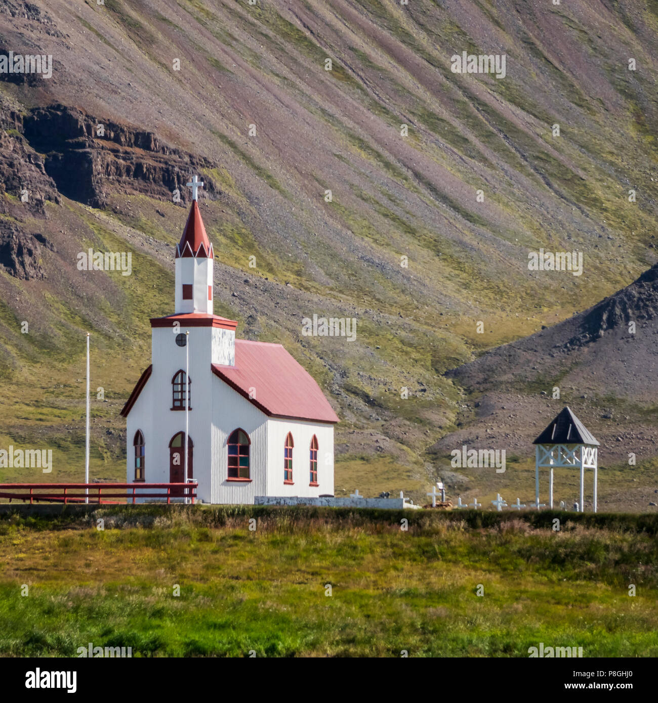 Iglesia Stadarholskirkja Gilsfjordur, fiordos del oeste, Islandia Foto de stock