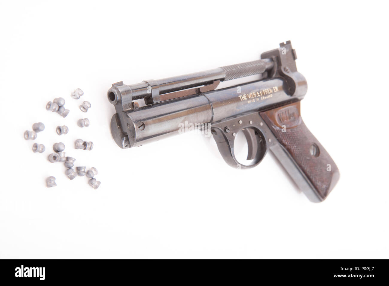 Pistola de juguete de plástico (perdigones) aislados en un estudio de fondo  blanco. Esta pistola está basado en un Smith y Weston jefes especial  Fotografía de stock - Alamy