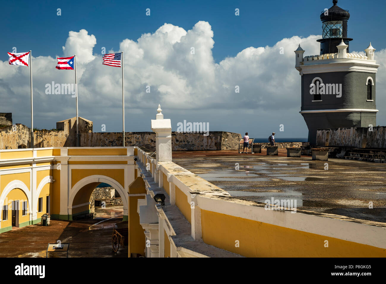 Faro, banderas y plaza principal, el Castillo de San Felipe del Morro, San Juan National Historic Site, Viejo San Juan, Puerto Rico Foto de stock