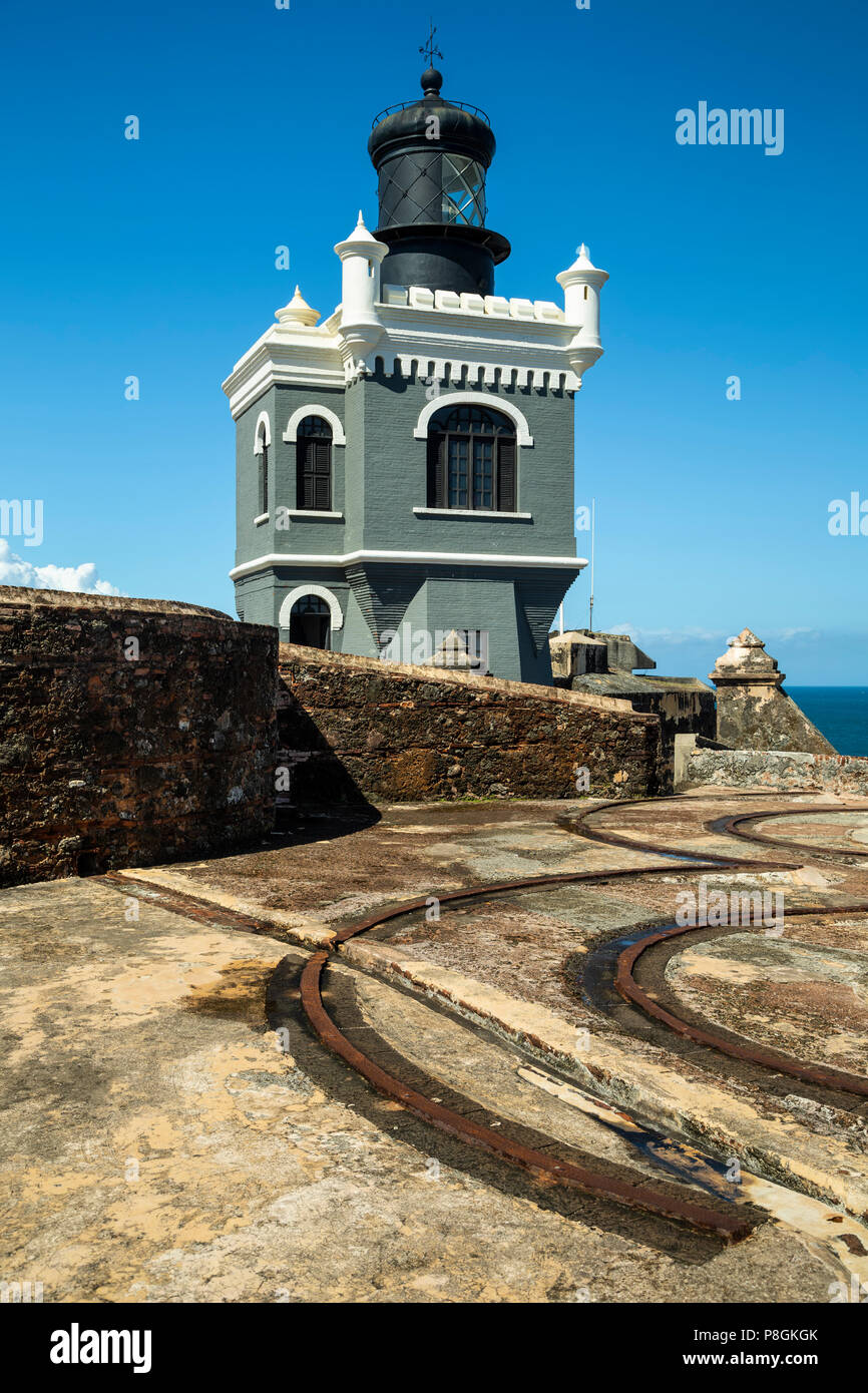 Faro y pistas de Cannon, el Castillo de San Felipe del Morro, San Juan National Historic Site, Viejo San Juan, Puerto Rico Foto de stock