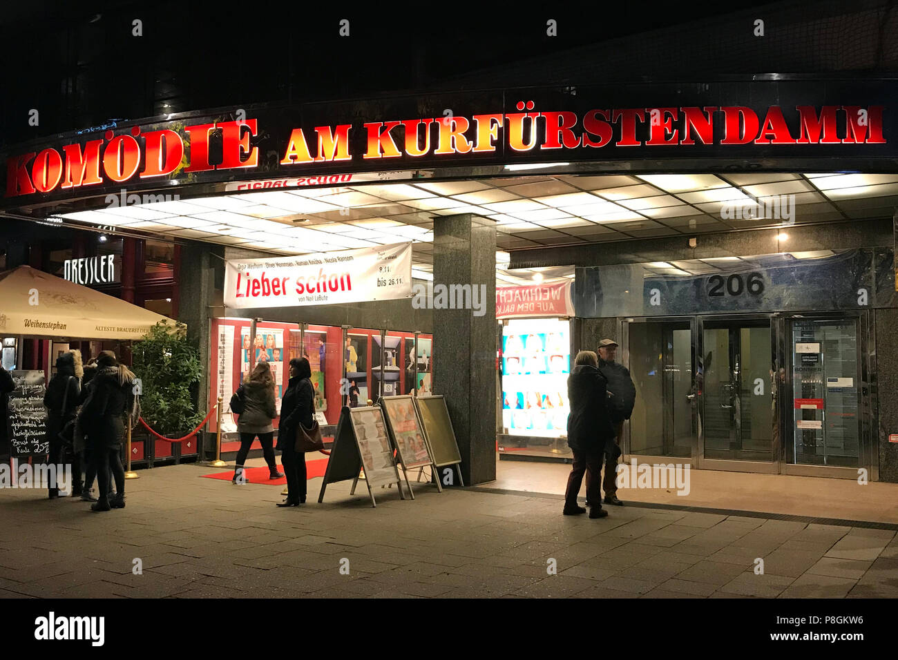 Berlín, Alemania, entrada a la Komoedie am Kurfuerstendamm en la noche Foto de stock