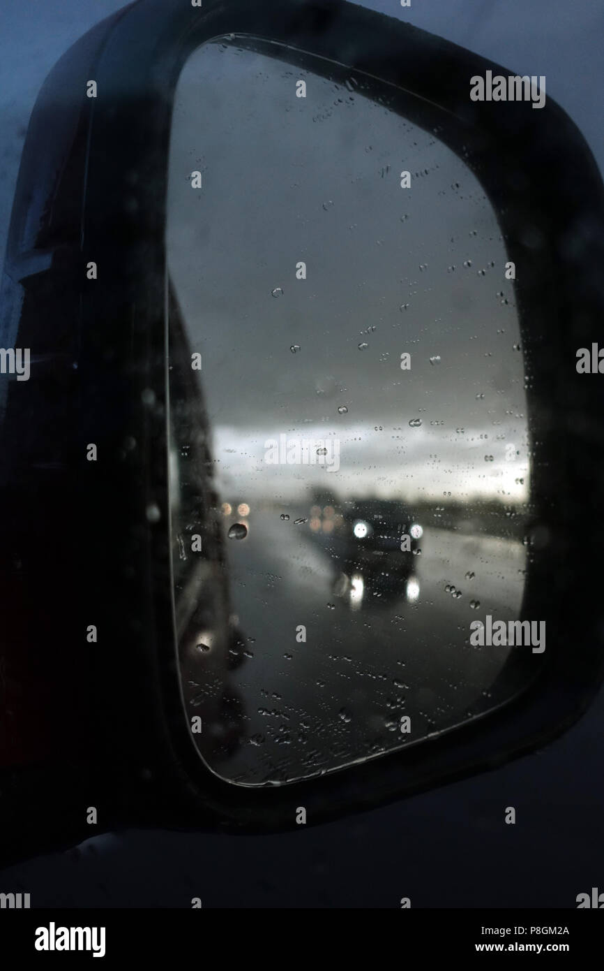 Hannover, Alemania, mala visibilidad en el espejo retrovisor derecho de un coche Foto de stock