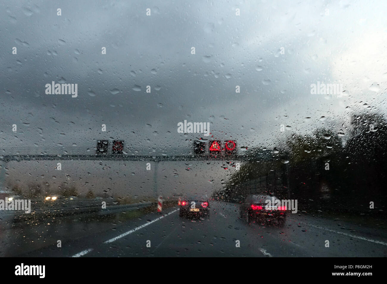 Hannover, Alemania, mala visibilidad en tiempo lluvioso en la carretera Foto de stock