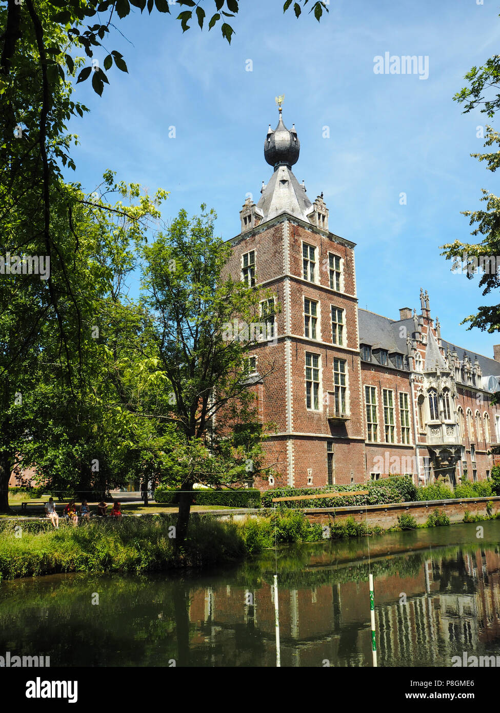 El Arenberg castillo situado junto a la ciudad de Leuven y la residencia de la Universidad Católica de Lovaina Foto de stock