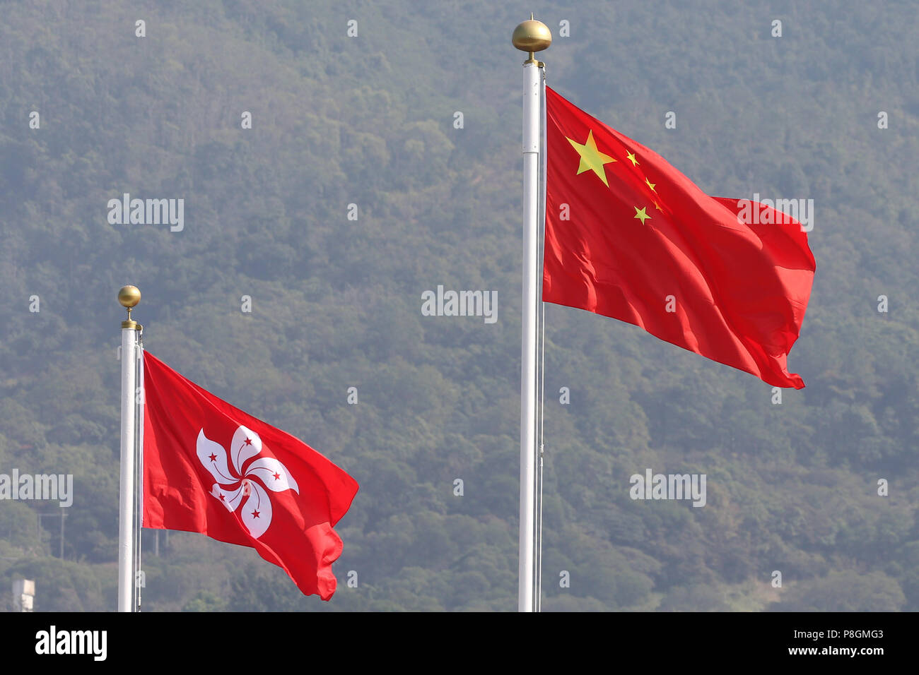 Hong Kong, China, la Bandera Nacional de la República Popular de China y la bandera del país de Hong Kong Foto de stock