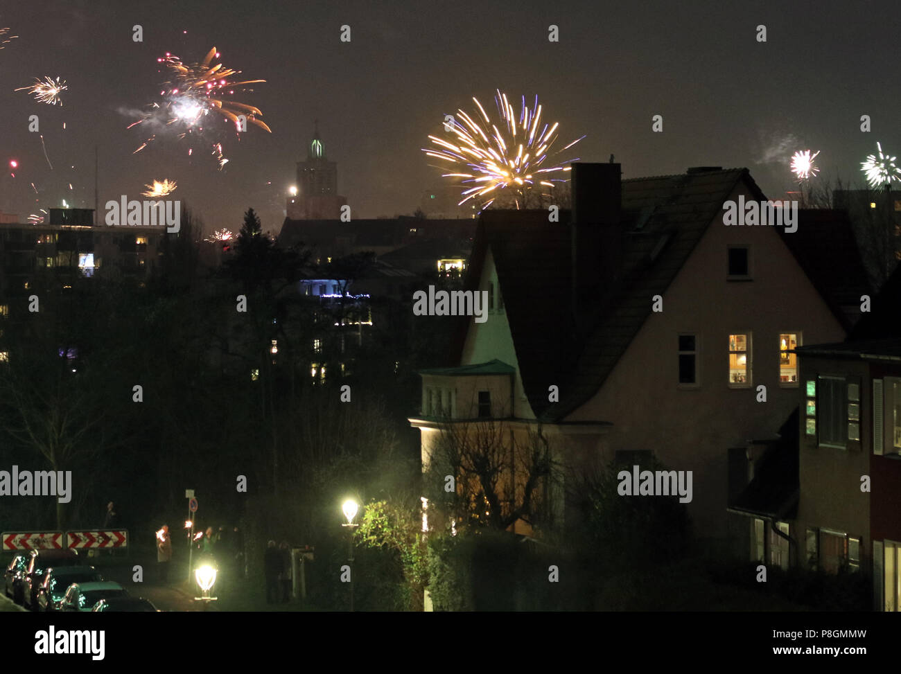 Berlín, Alemania, la víspera de Año Nuevo Fuegos artificiales sobre una zona residencial Foto de stock