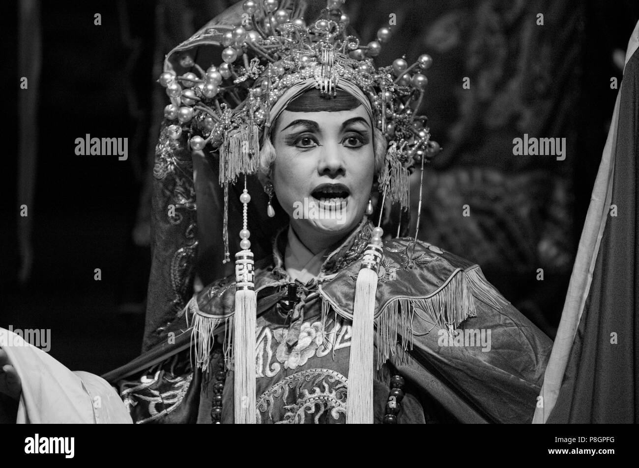 Estrella femenina en traje completo de preformas en la ópera china - Chengdu, China, en la provincia de Sichuan Foto de stock