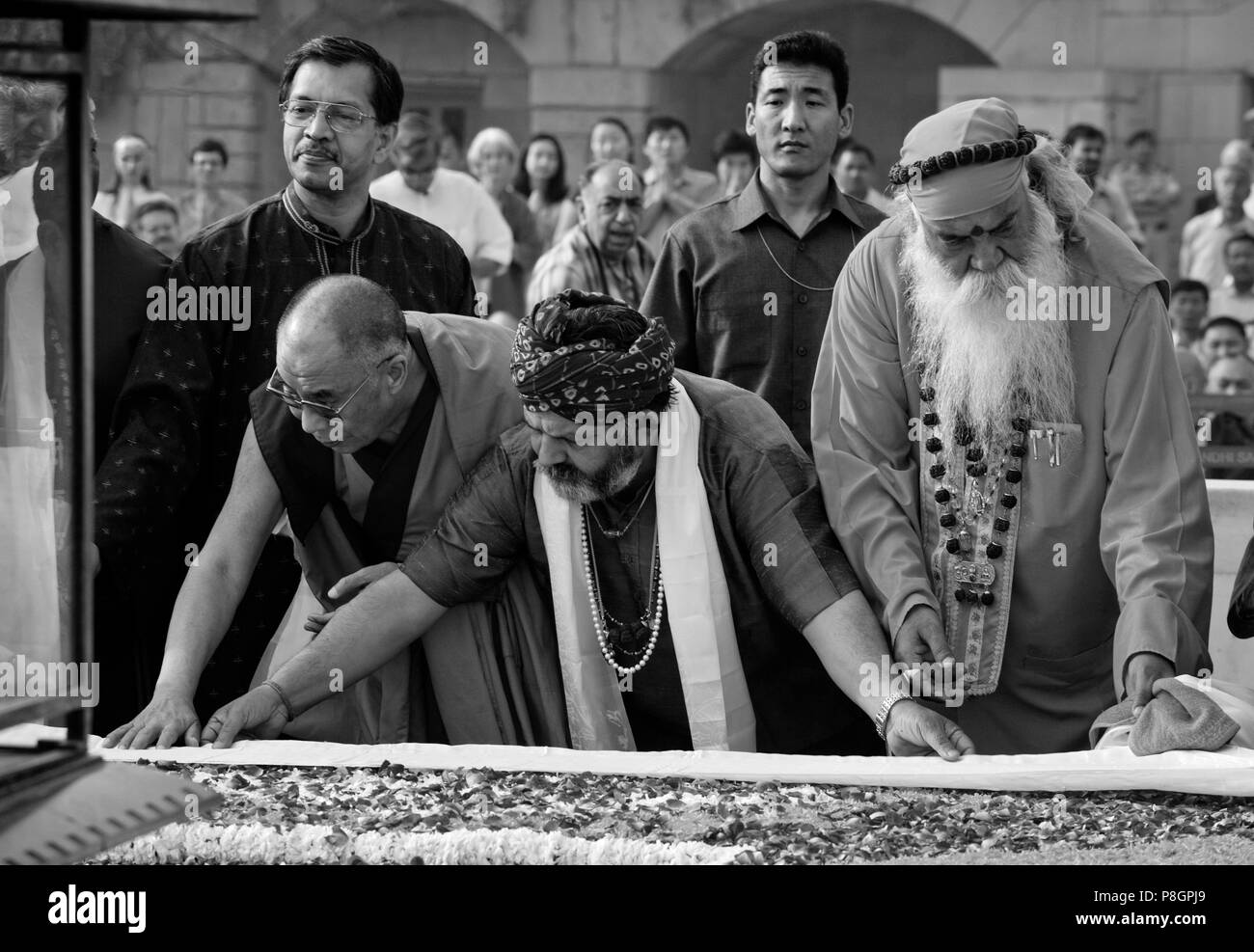 Los líderes religiosos participan en una oración por la paz mundial patrocinado por el decimocuarto Dalai Lama del Tíbet en el Raj Ghat (Ghandi llama eterna) en abril o Foto de stock