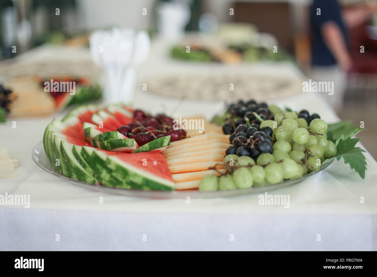 Plato de frutas frutas de verano de melón y sandía uvas comer sano estilo de vida Foto de stock