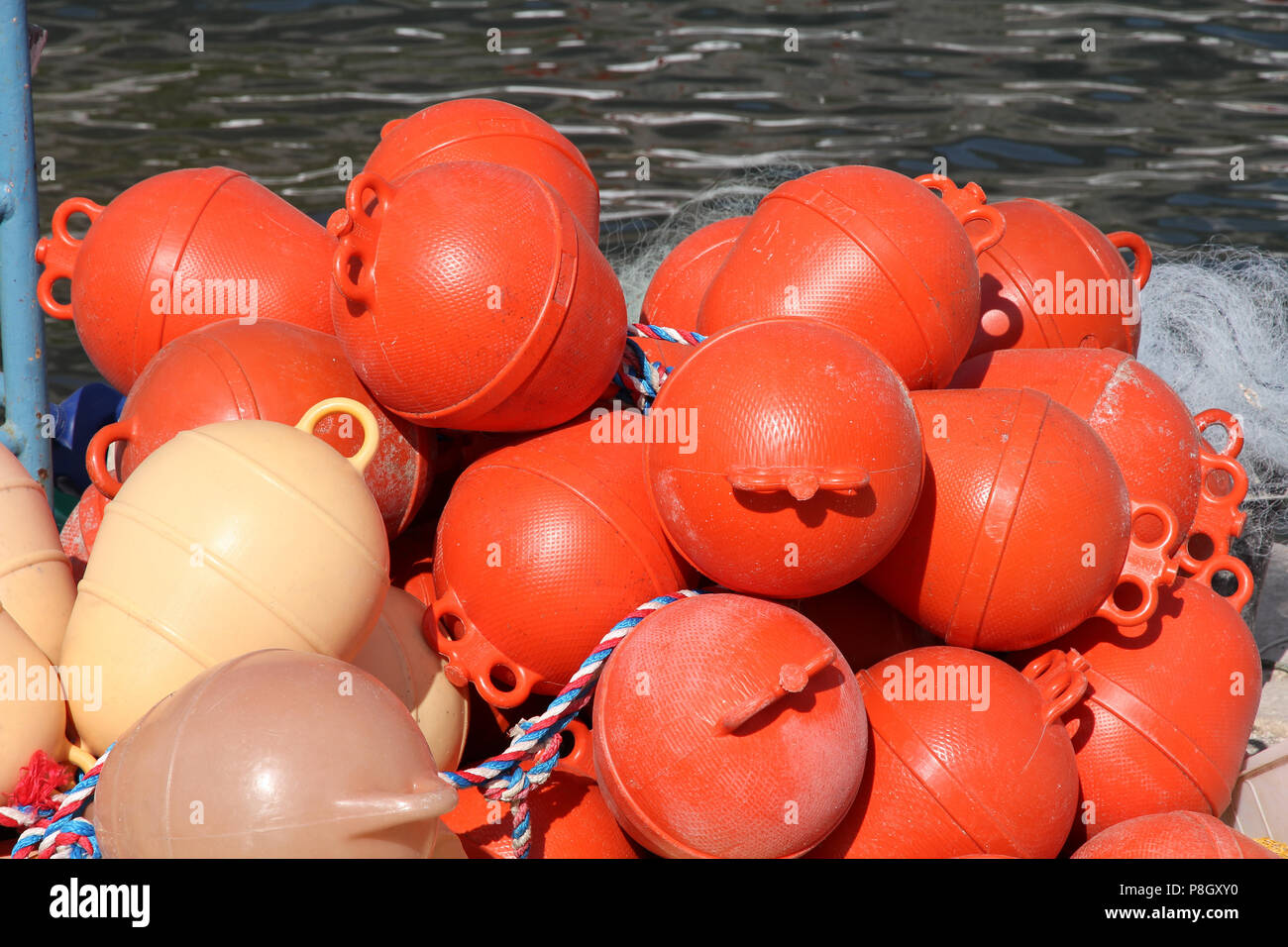 Boyas de plástico naranja para las redes de pesca. Industria