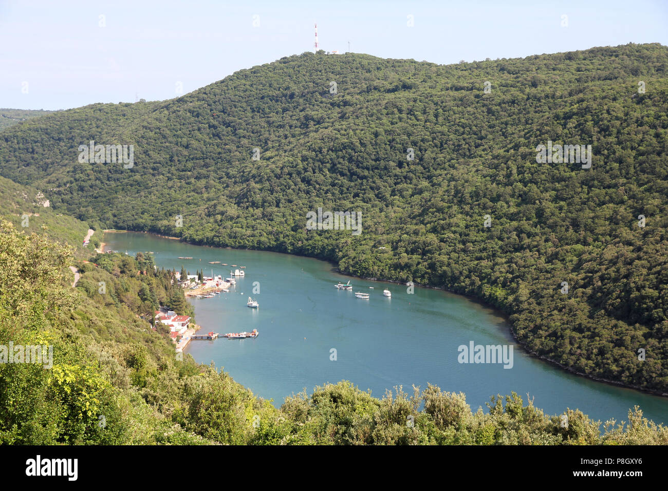 Lim Bay en la península de Istria, Croacia. Peculiar característica geográfica encontrada cerca de Rovinj Foto de stock