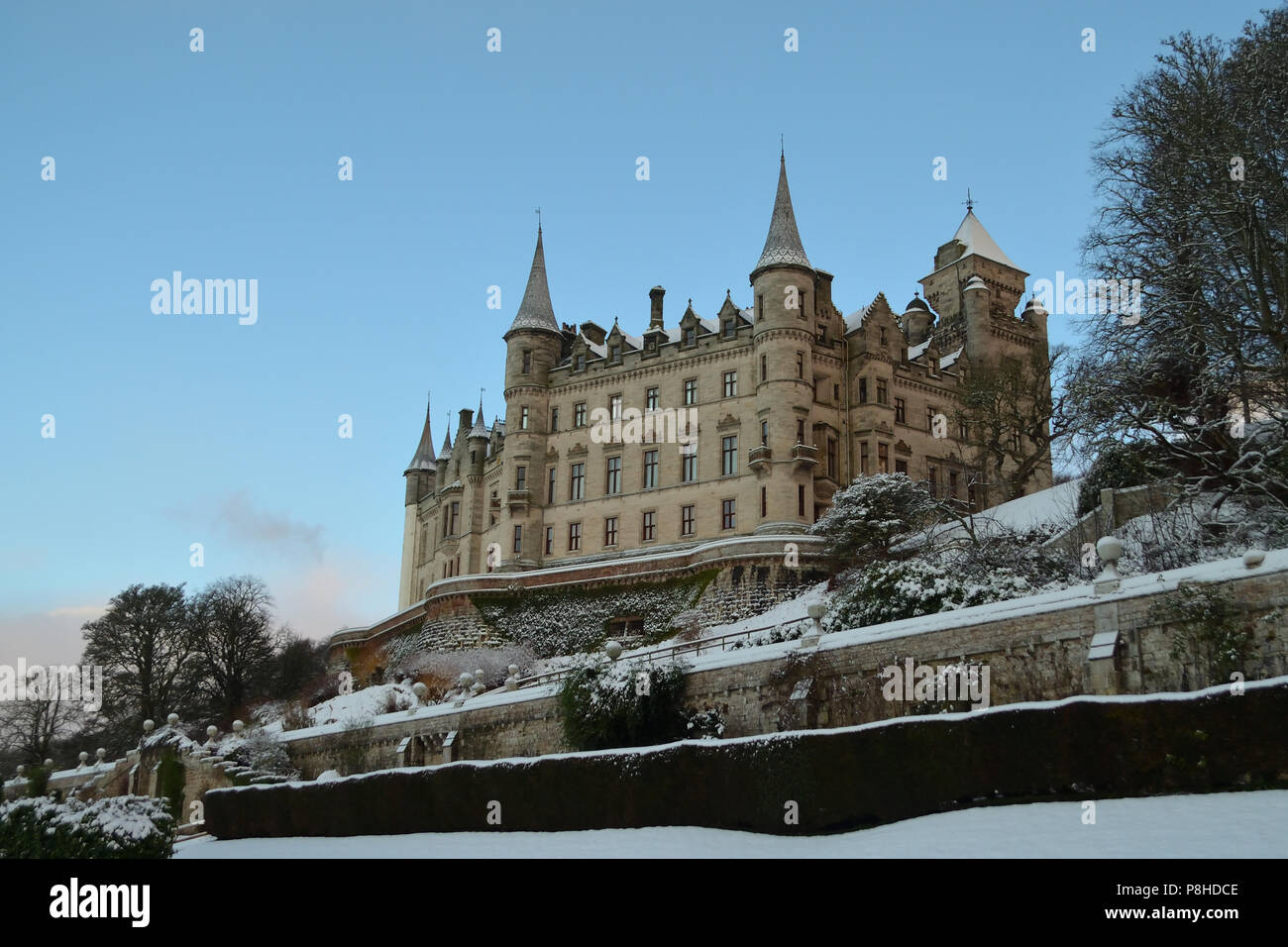 Oriente la elevación de Dunrobin Castle en las Tierras Altas de Escocia, Reino Unido Foto de stock