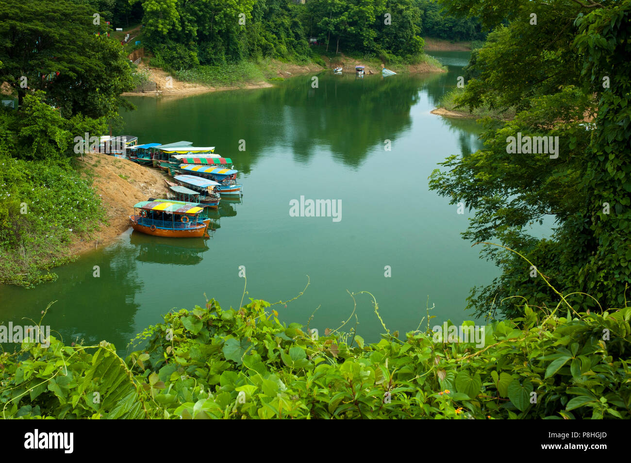 El lago Kaptai de Rangamati en Bangladesh. Un popular destino turístico