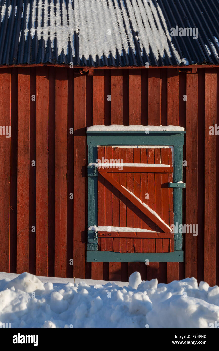 Cerrar las persianas de madera roja cabaña en la nieve del invierno, textura en forma de Z Foto de stock