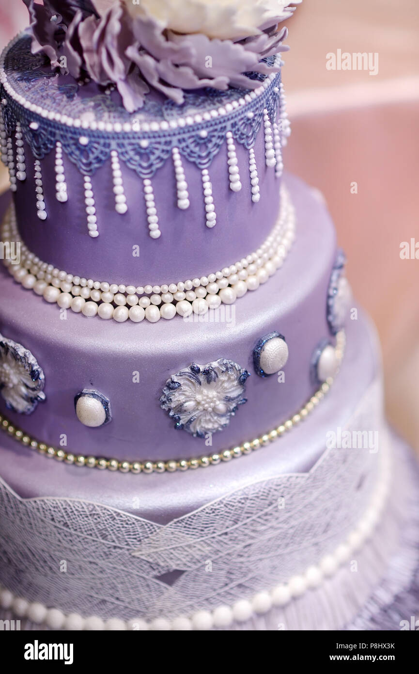 Violeta pastel de boda decorado con flores y perlas Fotografía de stock -  Alamy