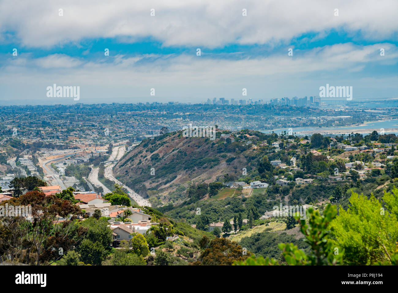 Vista aérea del hermoso paisaje y paisaje urbano alrededor del área de La Jolla de Mt. Soledad Veterans Memorial Nacional, San Diego, California Foto de stock