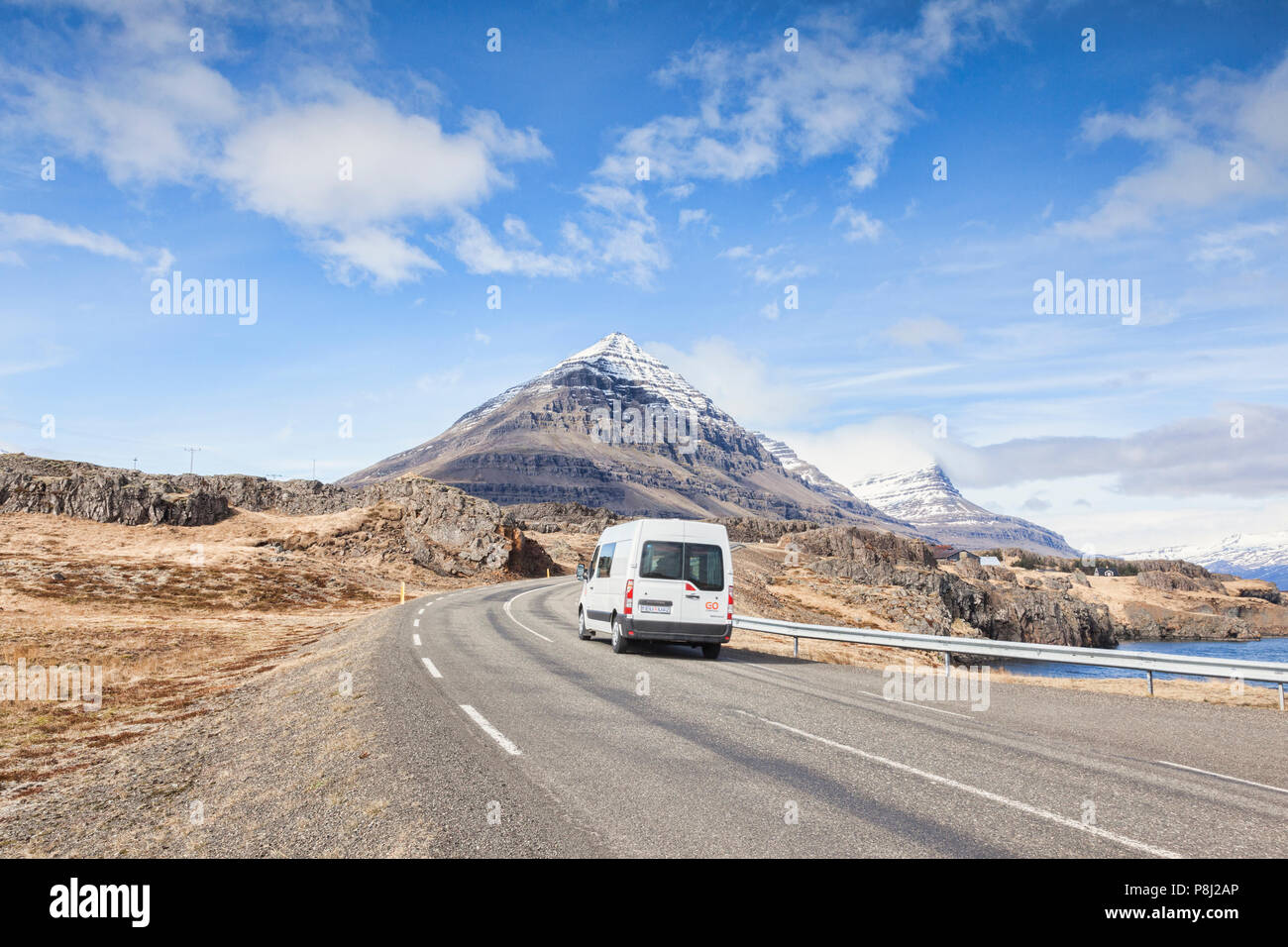 28 de abril de 2018: el sur de Islandia - furgoneta blanca, en la carretera de circunvalación de Islandia. Foto de stock