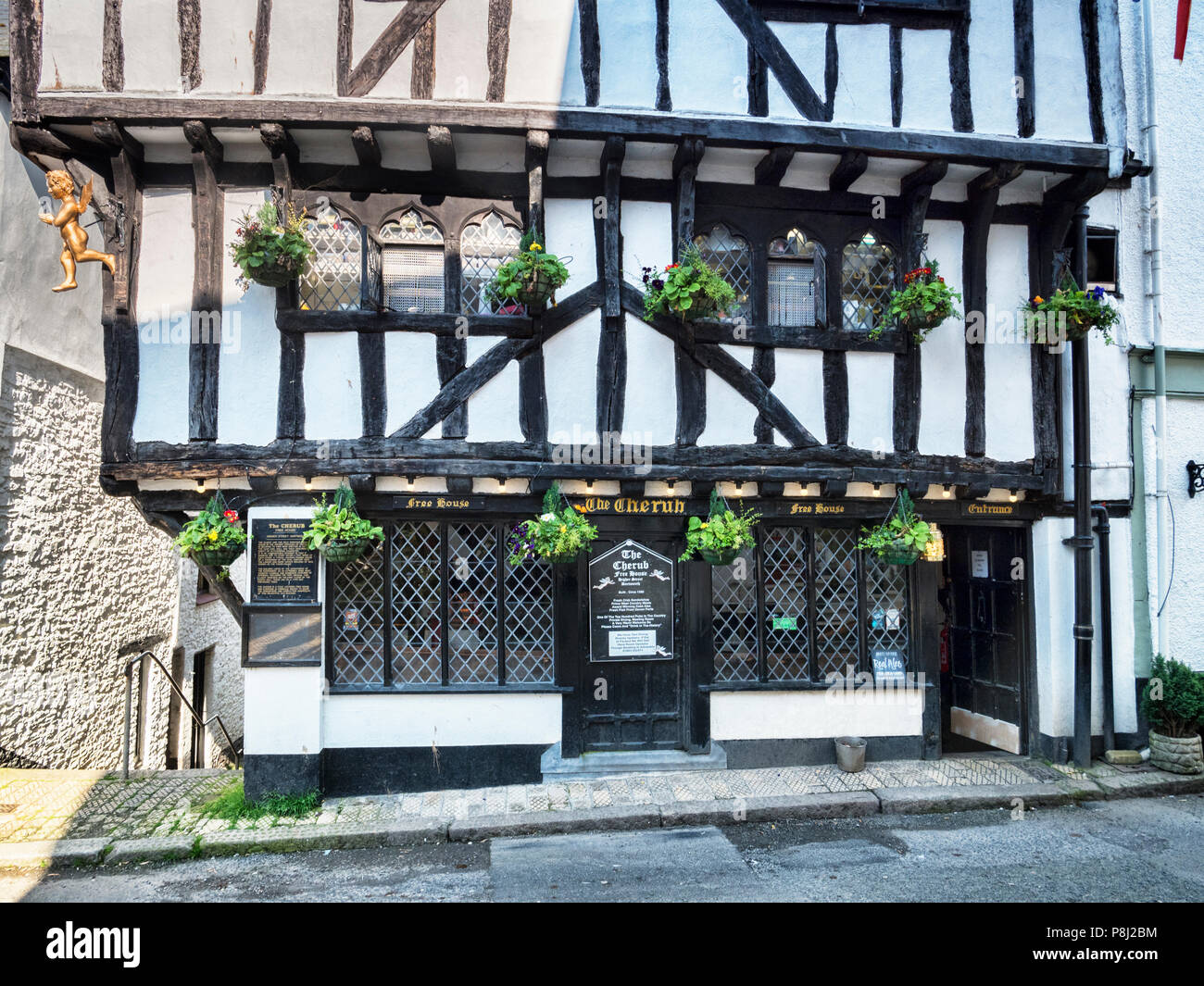 23 de mayo de 2018: Dartmouth, Devon, Reino Unido - El querubín, muy antiguo pub de la calle mayor. El edificio se cree que se han erigido en 1380. Foto de stock