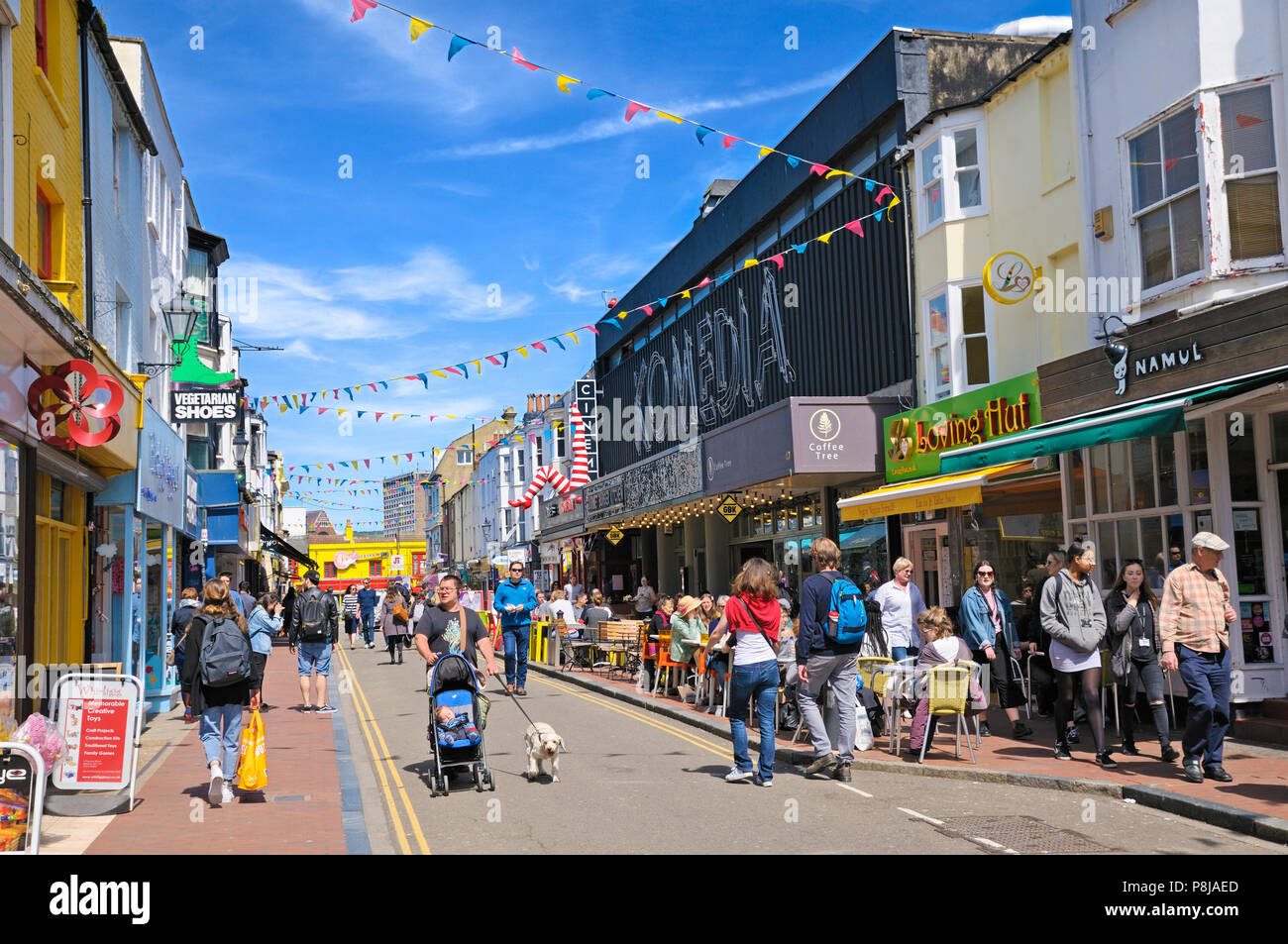 North Laine, Brighton, East Sussex, Reino Unido. Tiendas, restaurantes y Komedia - uno de los lugares de entretenimiento más populares de Brighton - en Gardner Street. Foto de stock