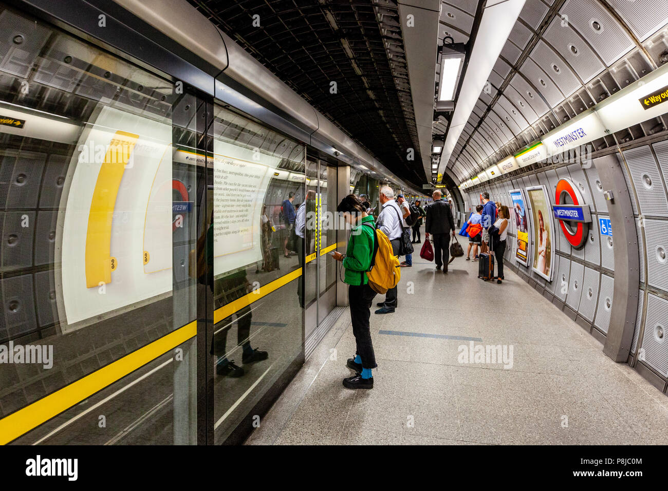 La gente esperando el tren, la estación de metro de Westminster, Londres, Inglaterra Foto de stock