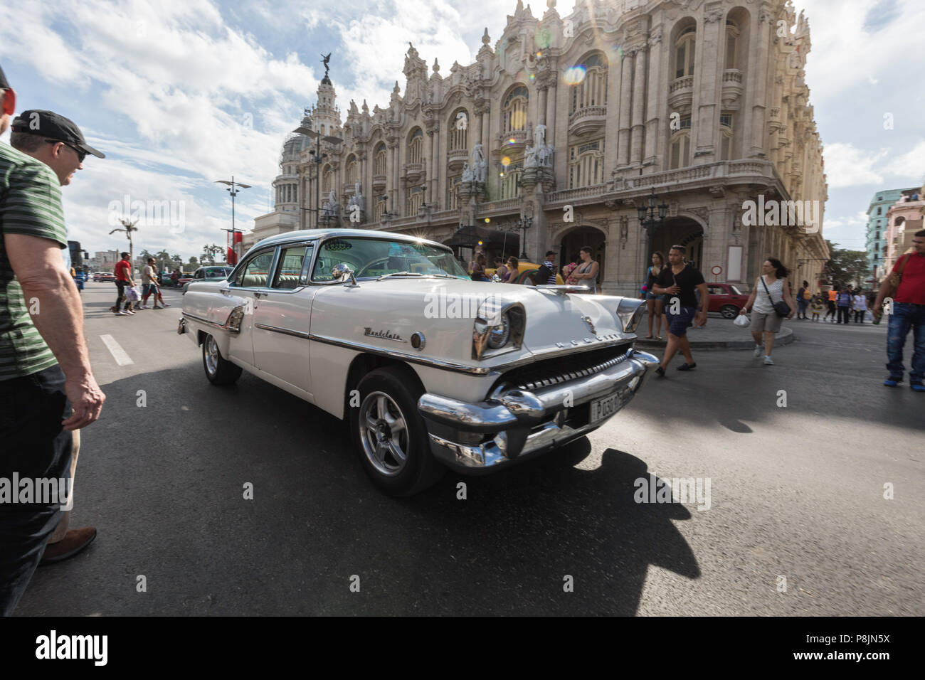 Coches clásicos Americanos siendo utilizado como taxi, conocido localmente como almendrones, La Habana, Cuba. Foto de stock