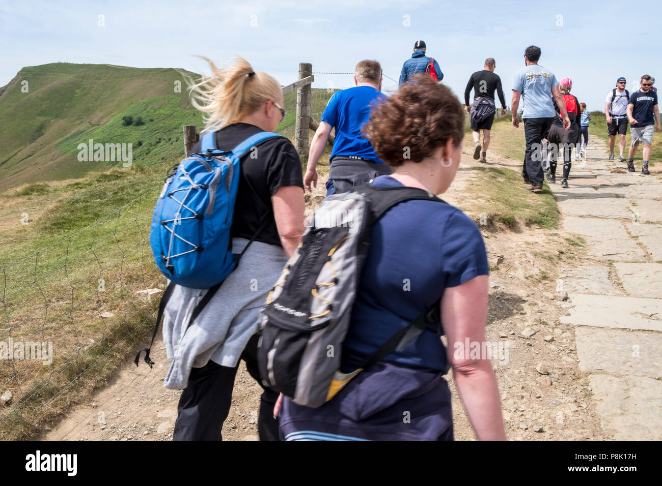 Un montón de gente en un día a caminar por el campo y se dirigían hacia Mam Tor en la Gran Ridge, Derbyshire Peak District, Inglaterra, Reino Unido. Foto de stock