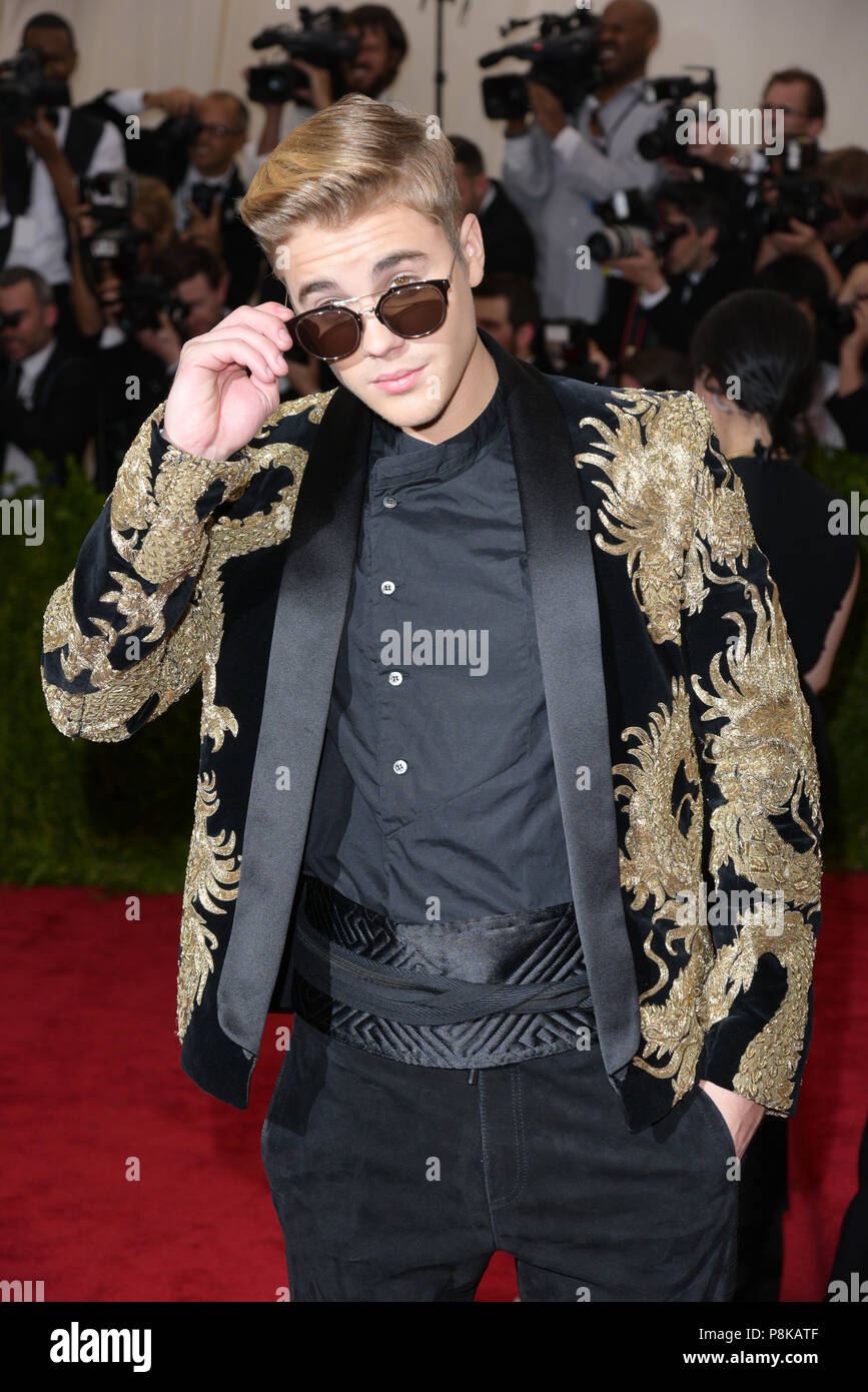 Justin Bieber llega a la Costume Institute Gala beneficio en el Museo Metropolitano de Arte 5 de mayo de 2015 en Nueva York. Foto de stock