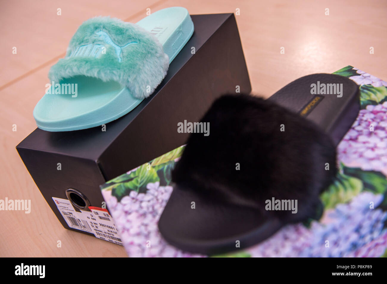 Sandalias puma fotografías e imágenes de alta resolución - Alamy