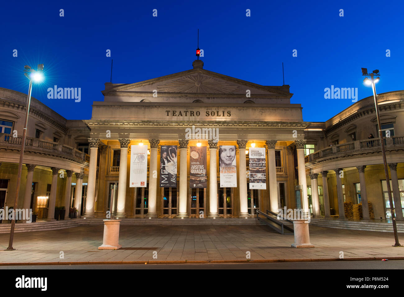 Teatro Solís, teatro, al anochecer, Montevideo, Uruguay Foto de stock