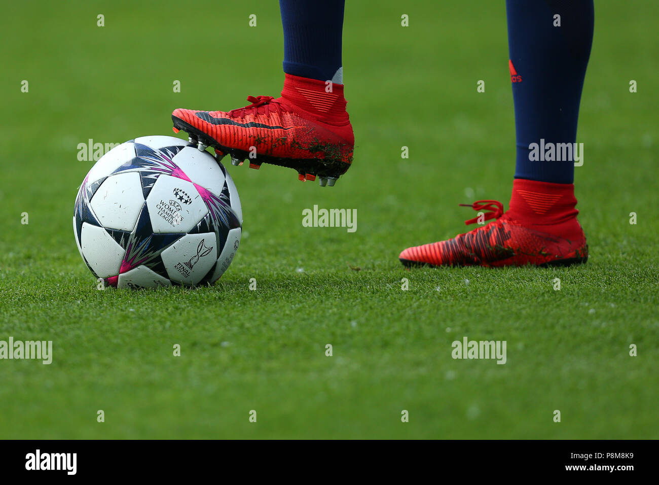 Cristiano Ronaldo De Juventus Modela Una Nueva Versión De Las Botas De  Fútbol Nike Mercurial Durante El Partido De La UEFA Champions League En El  Juventus Stadium De Fecha De La