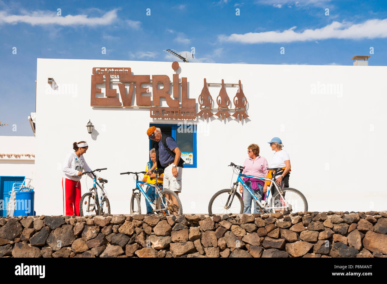 Centro de alquiler de bicicletas en La Graciosa, cerca de la isla de  Lanzarote, en las Islas Canarias, España Fotografía de stock - Alamy