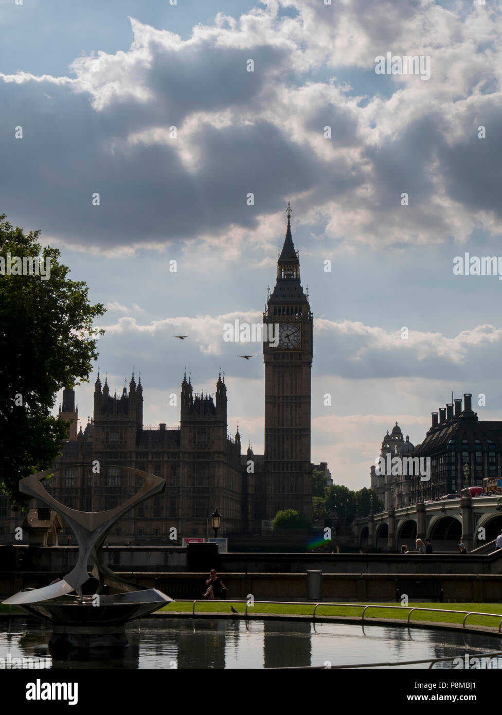 Reino Unido, Inglaterra, Londres, el Big Ben, jardín en St Thomas's Hospital Foto de stock