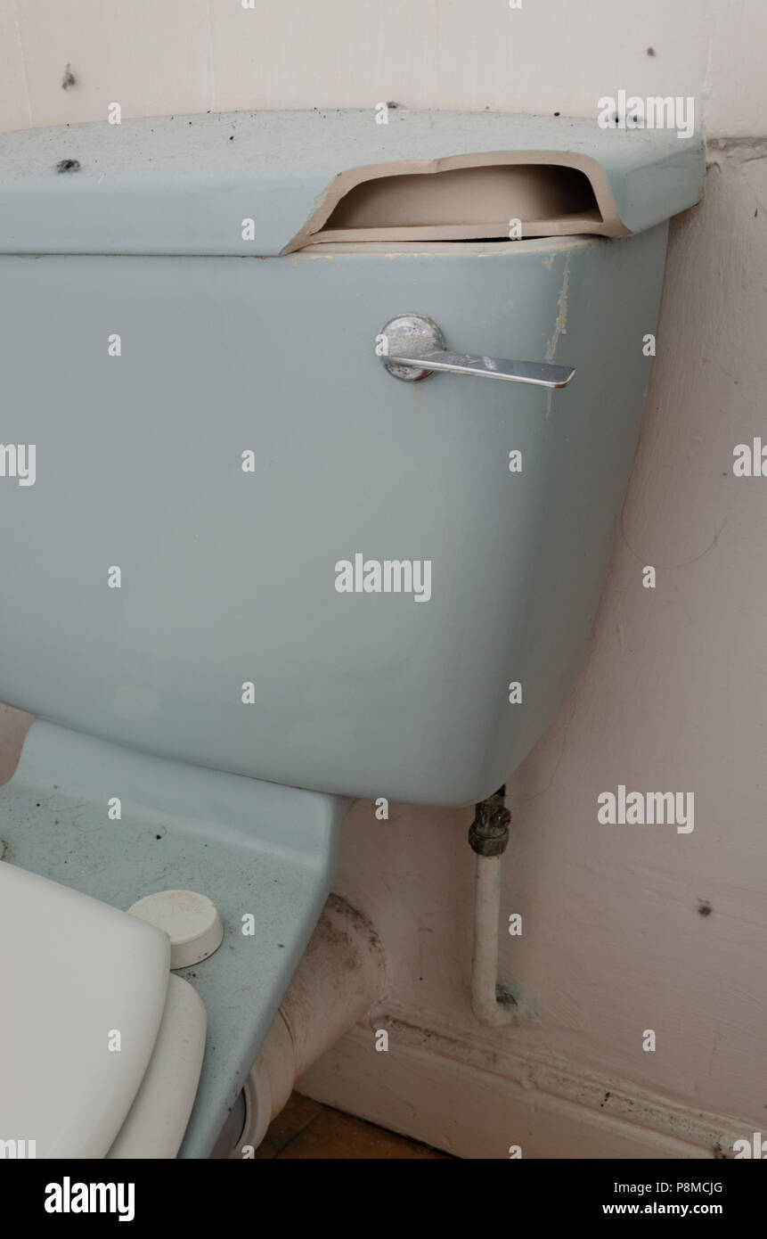 Cisterna WC sucia con una tapa rota Fotografía de stock - Alamy