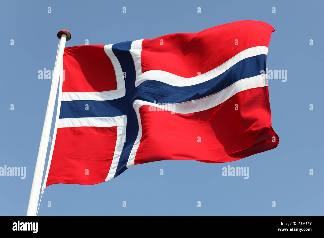 La bandera de Noruega en bandera contra el cielo azul. Foto de stock