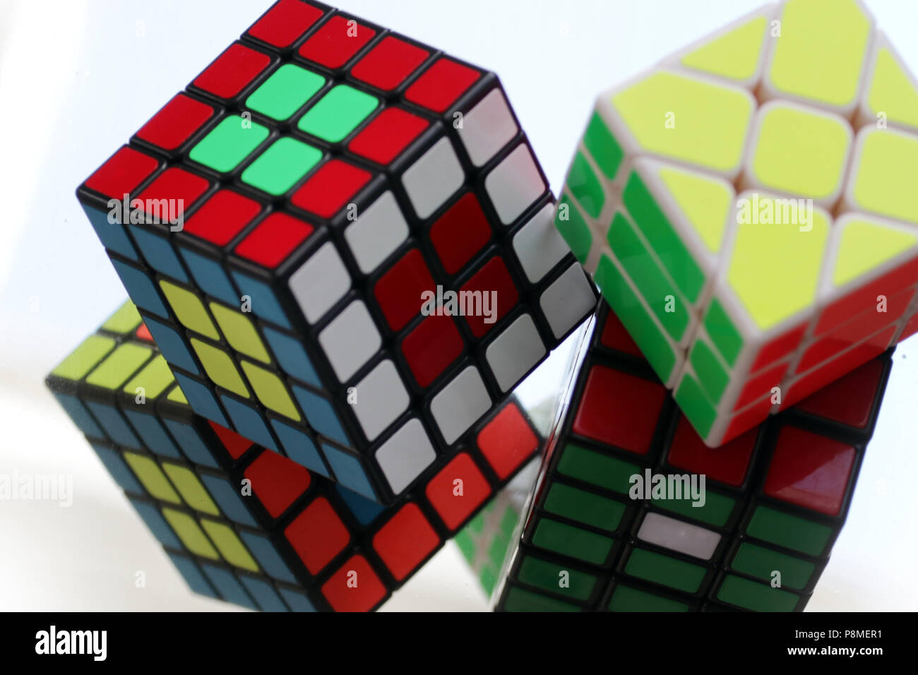 Rubiks Cube demuestra habilidades e intelecto Foto de stock