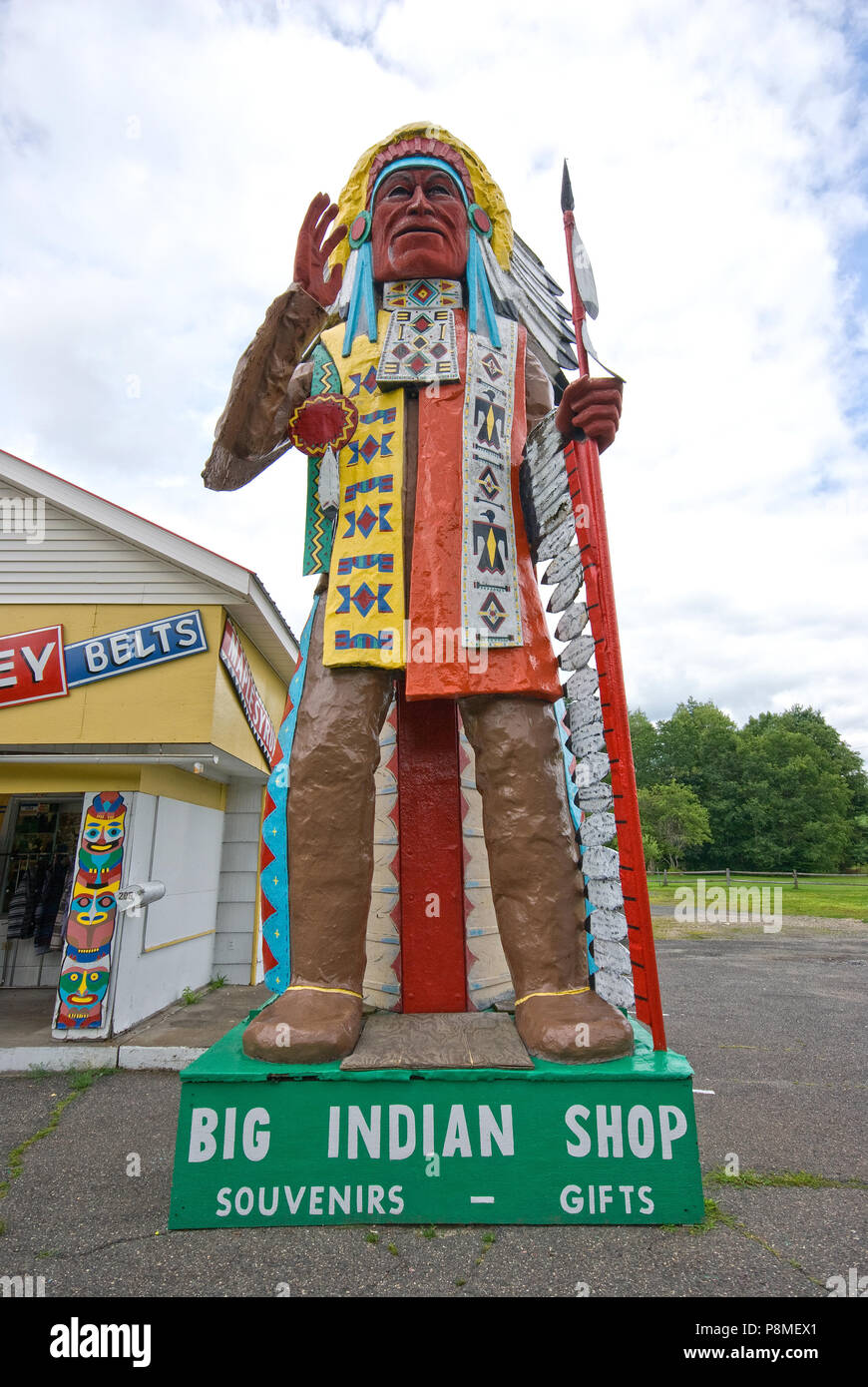 Estatua de madera nativa americana en Big Indian tienda a lo largo del Mohawk Trail (Ruta 2), Shelburne Falls, Franklin County, Massachusetts, EE.UU. Foto de stock