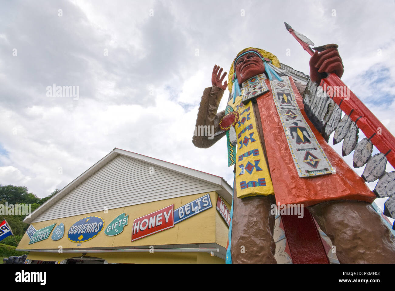 Estatua de madera nativa americana en Big Indian tienda a lo largo del Mohawk Trail (Ruta 2), Shelburne Falls, Franklin County, Massachusetts, EE.UU. Foto de stock